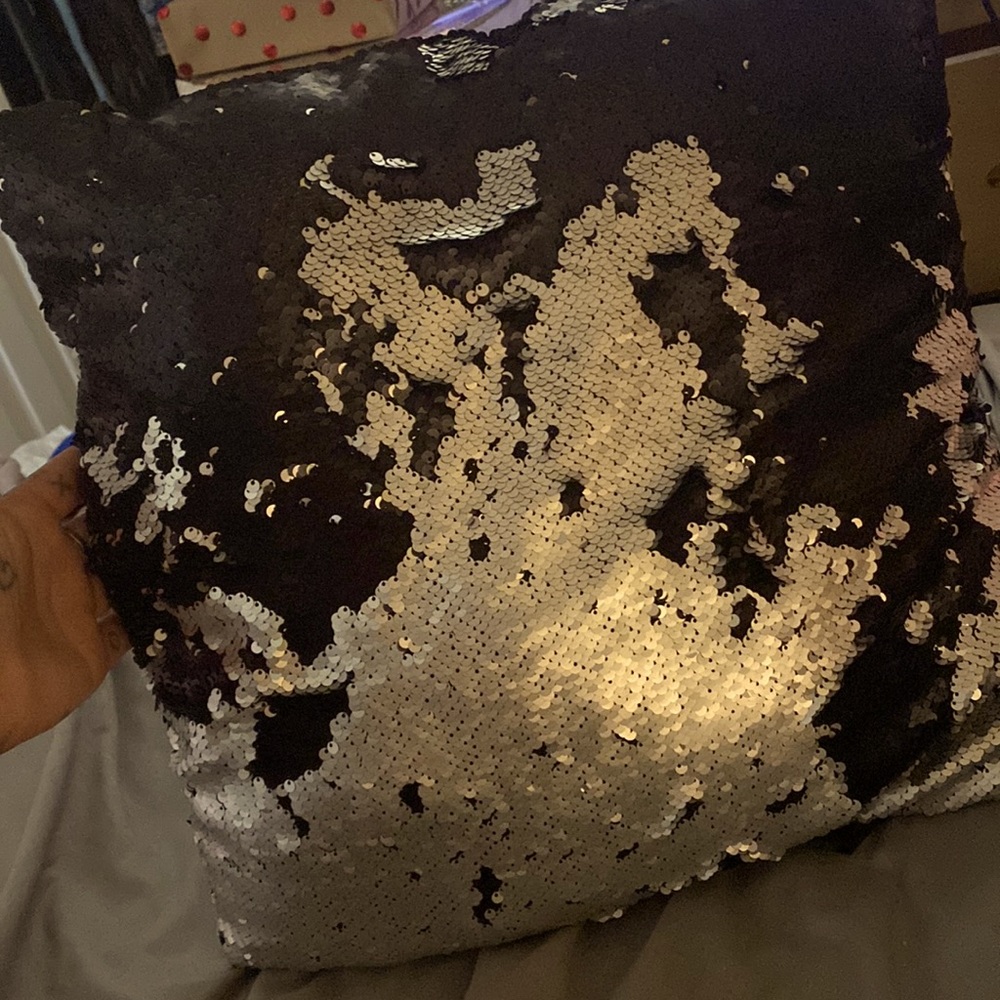 Large Sequent pillow